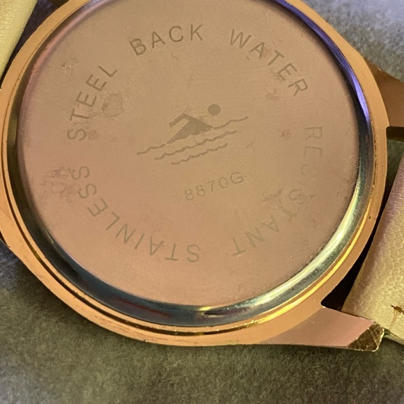 Ladies fashion gold tone watch with quartz face, and a cream faux leather band. - Picture 6 of 11